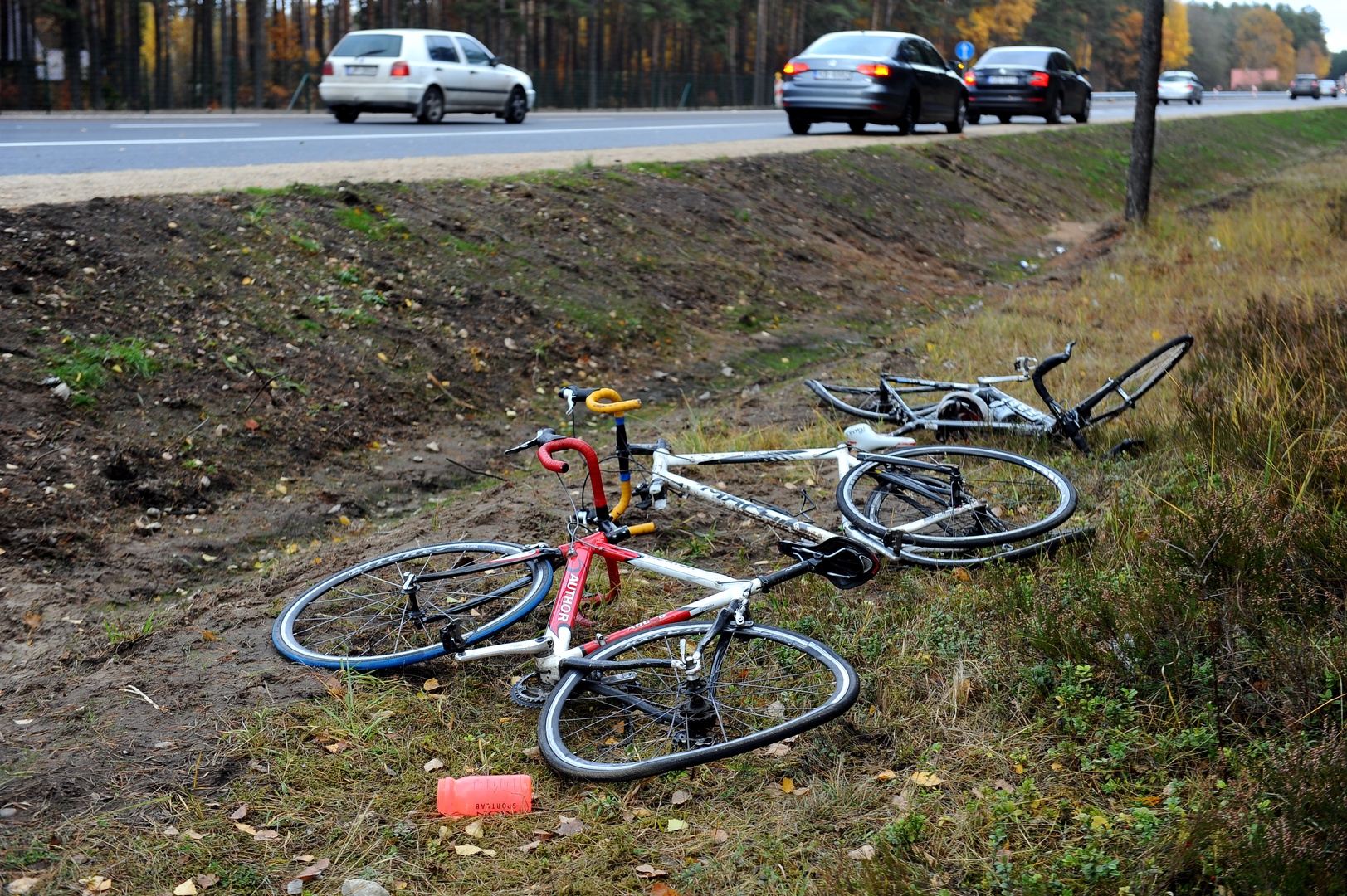 Ceturtdien ceļu satiksmes negadījumos cietuši pieci gājēji un seši velosipēdisti