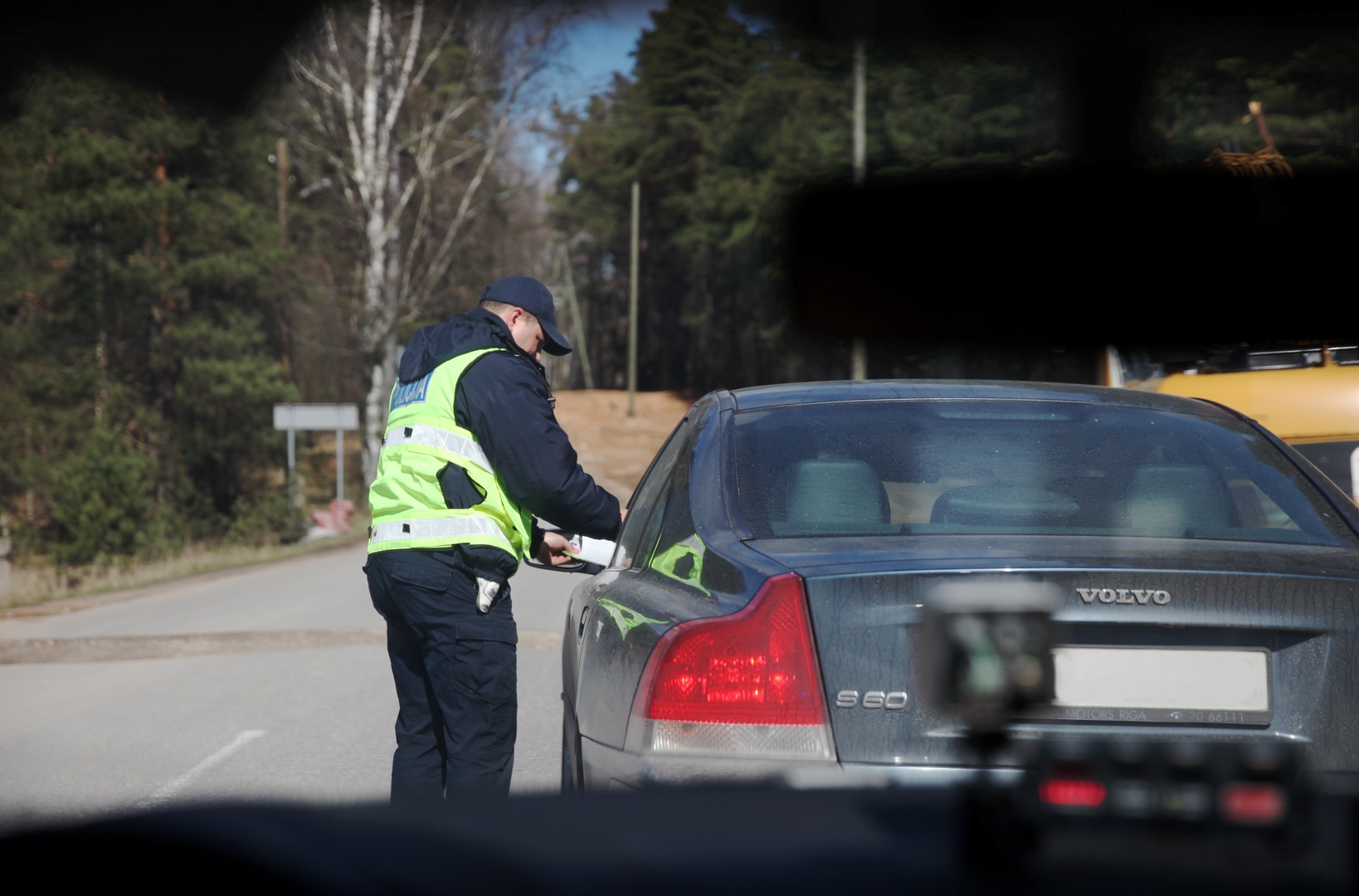Diennakts laikā uz Latvijas ceļiem pieķerti desmit dzērājšoferi Diennakts laikā uz Latvijas ceļiem pieķerti desmit dzērājšoferi