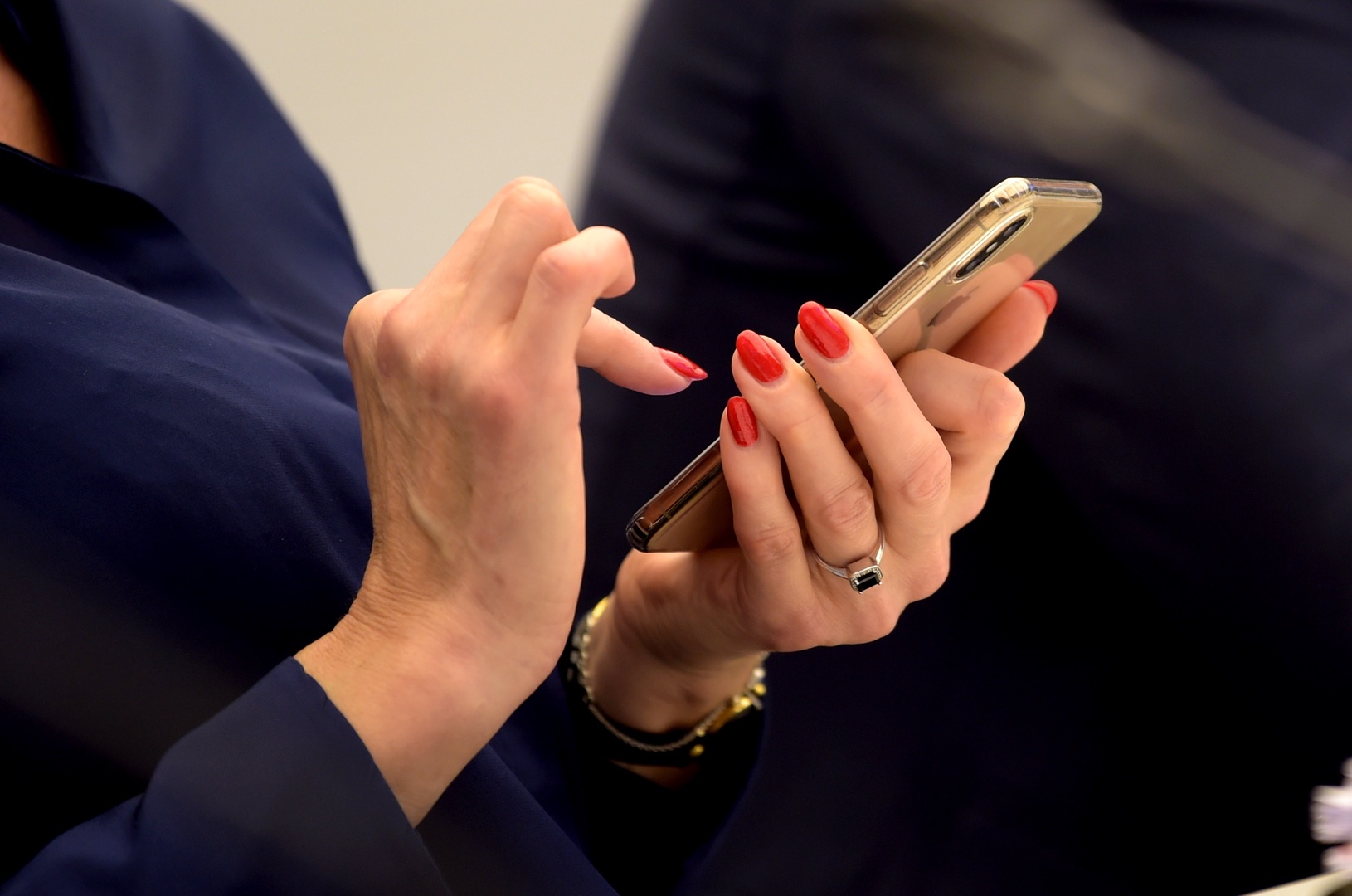 Atklājot savus bankas datus telefonkrāpniekiem, Liepājā sieviete zaudē 1000 eiro Atklājot savus bankas datus telefonkrāpniekiem, Liepājā sieviete zaudē 1000 eiro