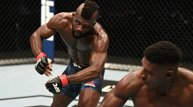 Посмотрите возможно самый эффектный нокаут в истории UFC