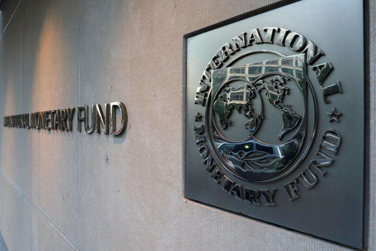 МВФ прогнозирует для Латвии резкий экономический спад, а затем рост