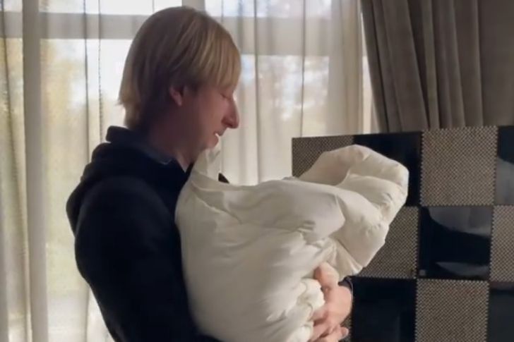 Плющенко выложил милое видео с новорожденным сыном