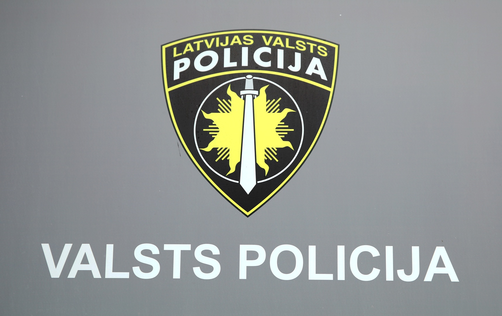 Valmierā 13 automašīnām izsisti stikli un pārdurtas riepas, vairākas arī apzagtas