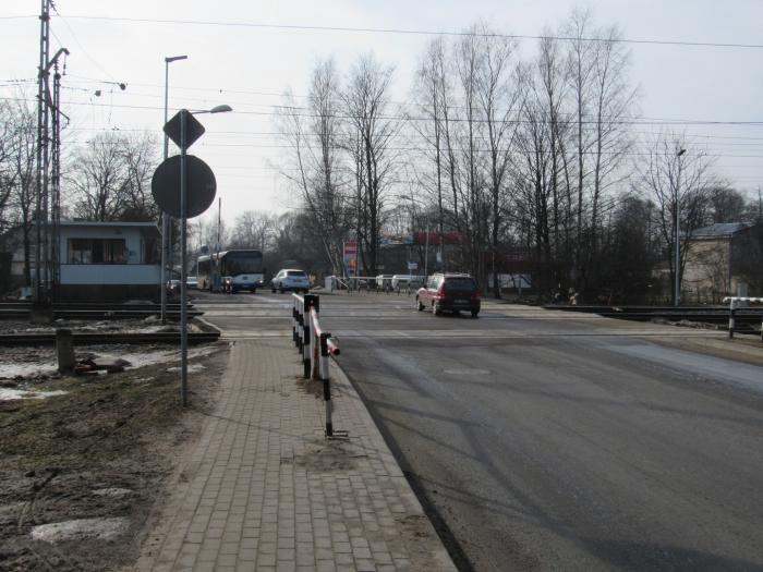 Ограничено движение машин по переезду на улице Лиепаяс в Риге Ограничено движение машин по переезду на улице Лиепаяс в Риге