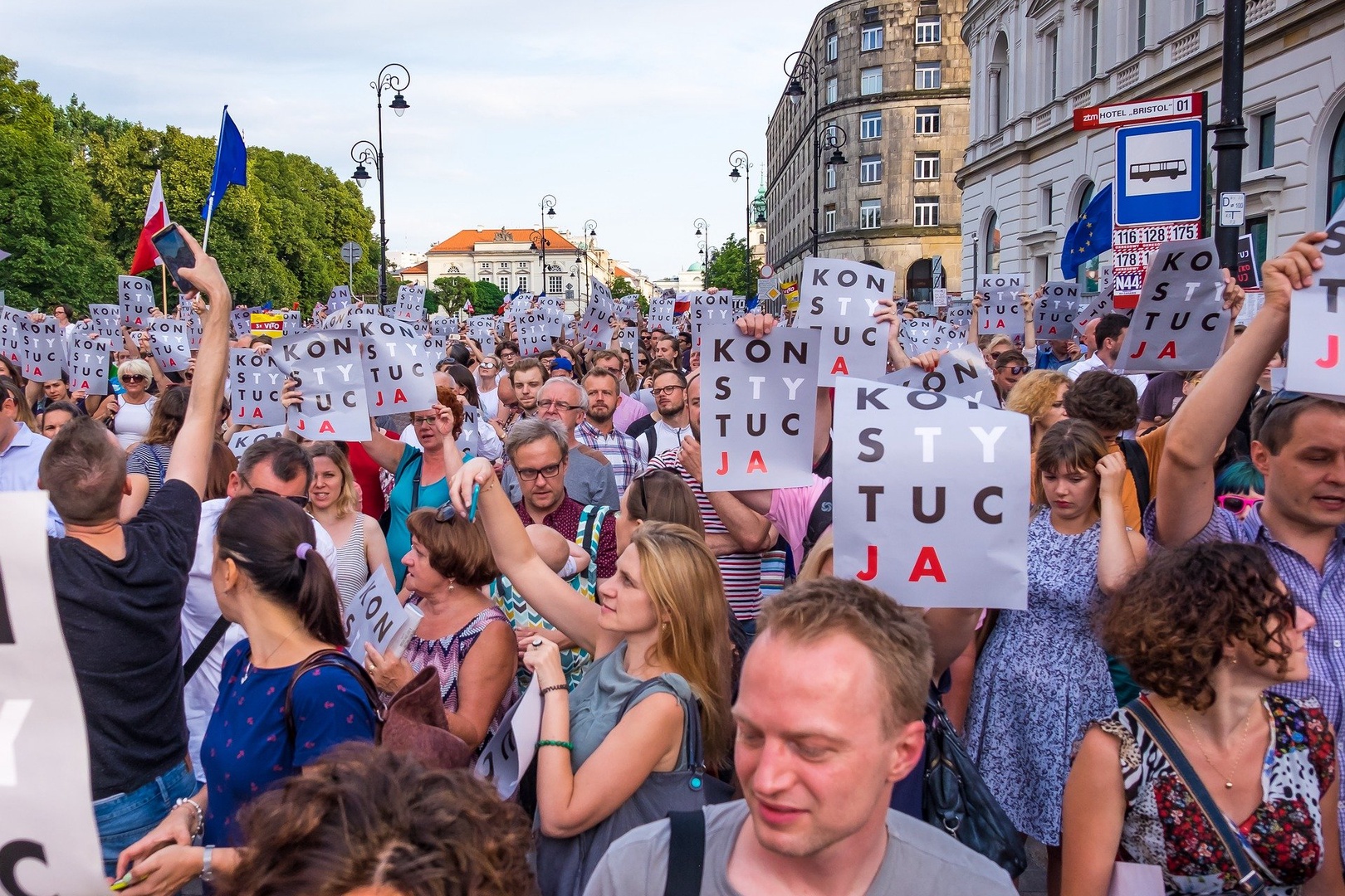 Polijā protesti pret abortu aizliegumu pāraug sadursmēs ar policiju