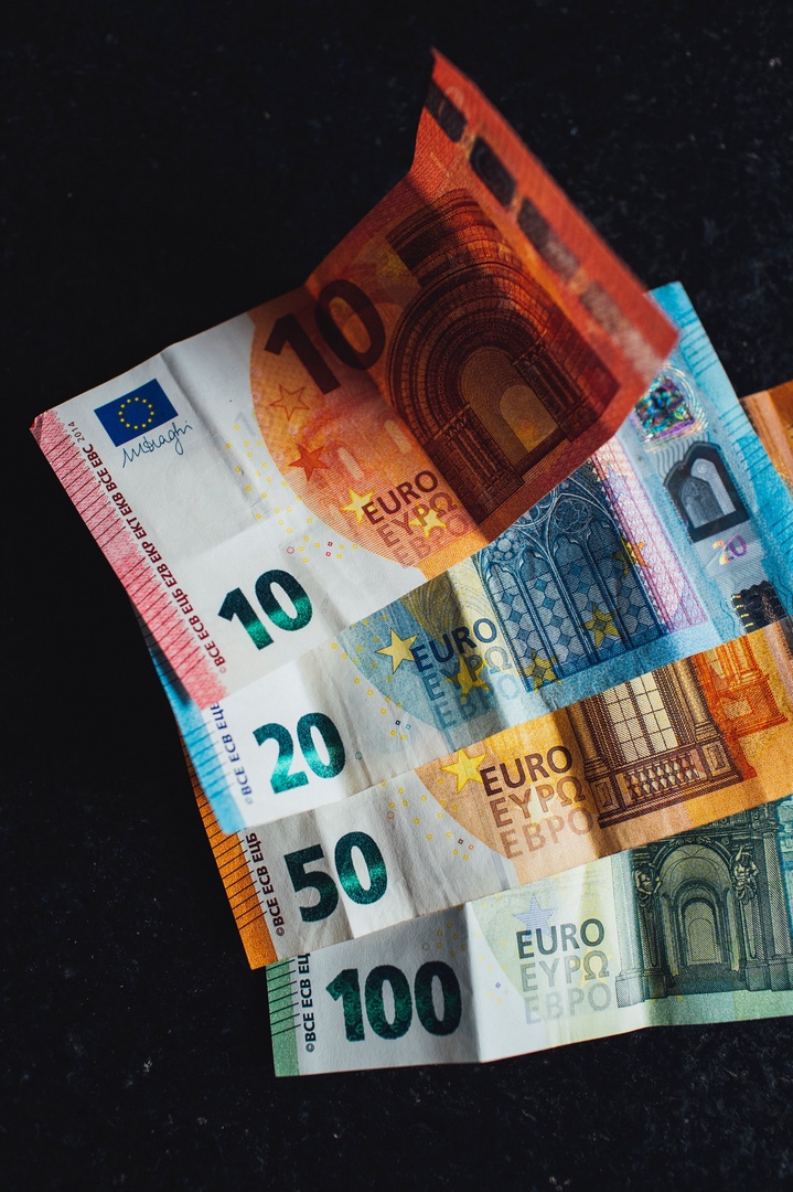 Parīzes piepilsētas skolēni par 300-350 eiro palīdzējuši skolotāja slepkavam