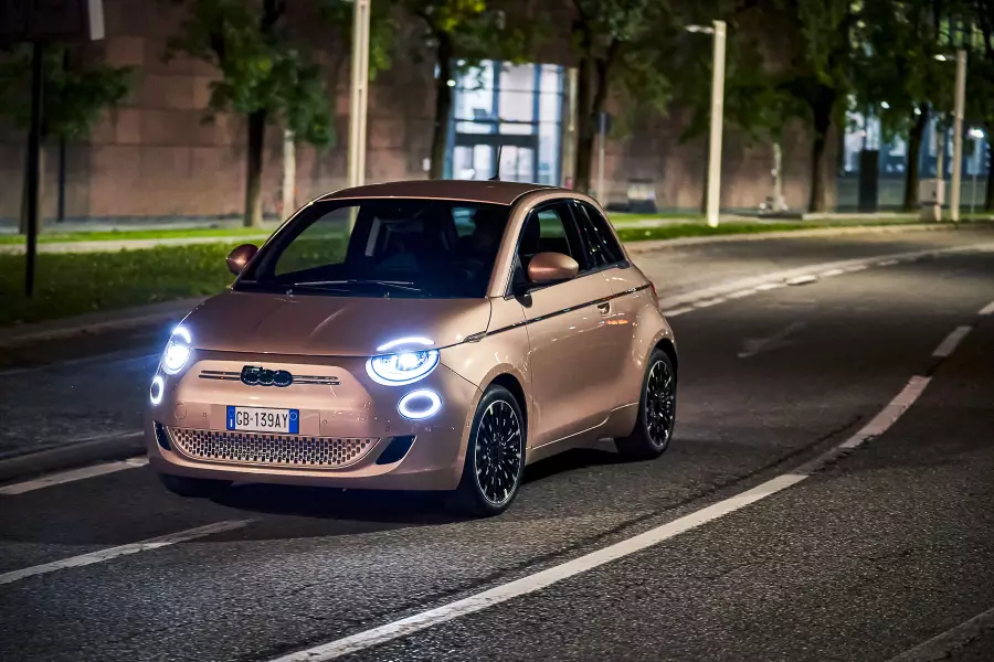 У электро-Fiat 500e появилась бюджетная версия У электро-Fiat 500e появилась бюджетная версия
