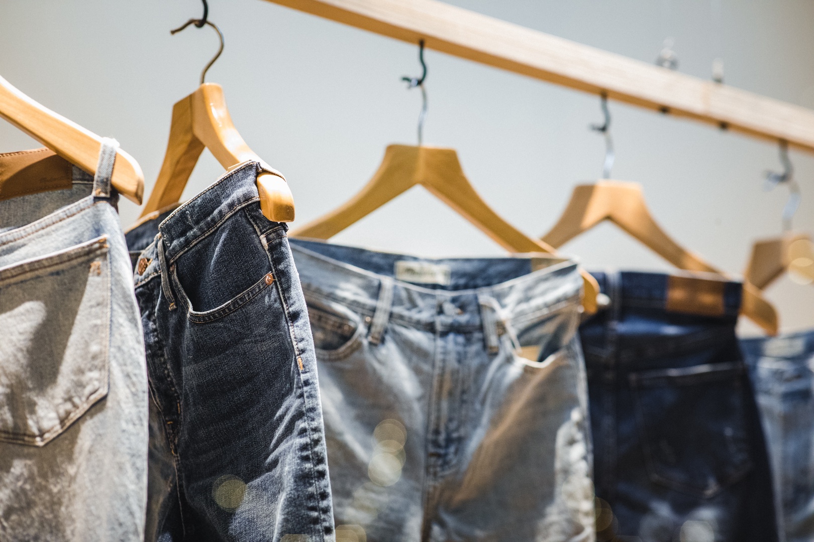 Policija rosina apsūdzēt vīrieti par viltotu "Calvin Klein" preču ievešanu un izplatīšanu lielā apmērā
