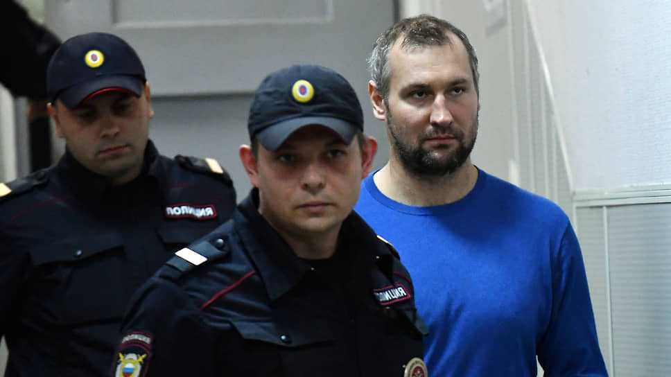 Российский хоккеист осужден на 4 года за мошенничество Российский хоккеист осужден на 4 года за мошенничество