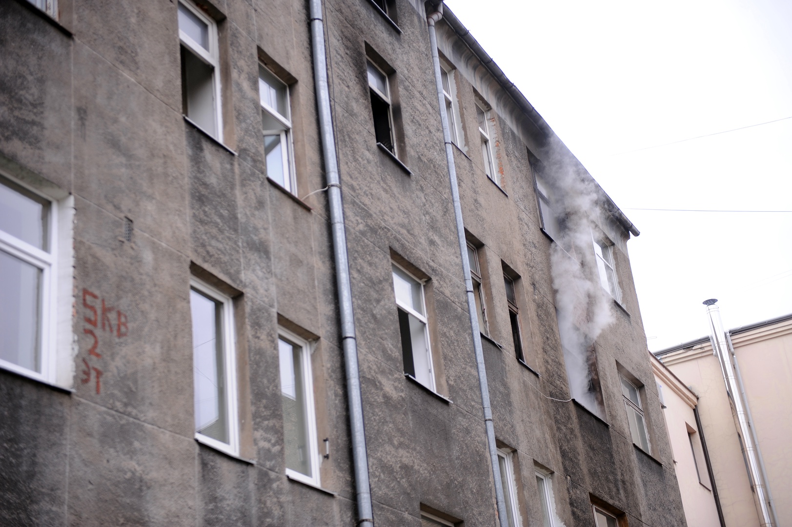 Glābēji Saldū palīdz izvēdināt piedūmotu ēku