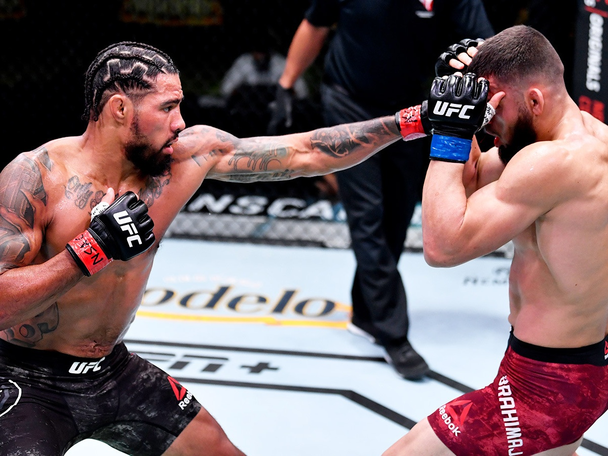 На очередном турнире UFC в одном из боёв у бойца от удара почти оторвалось ухо