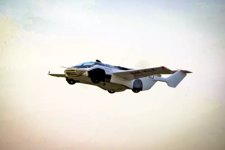 Видео: AirCar взлетел и приземлился Видео: AirCar взлетел и приземлился