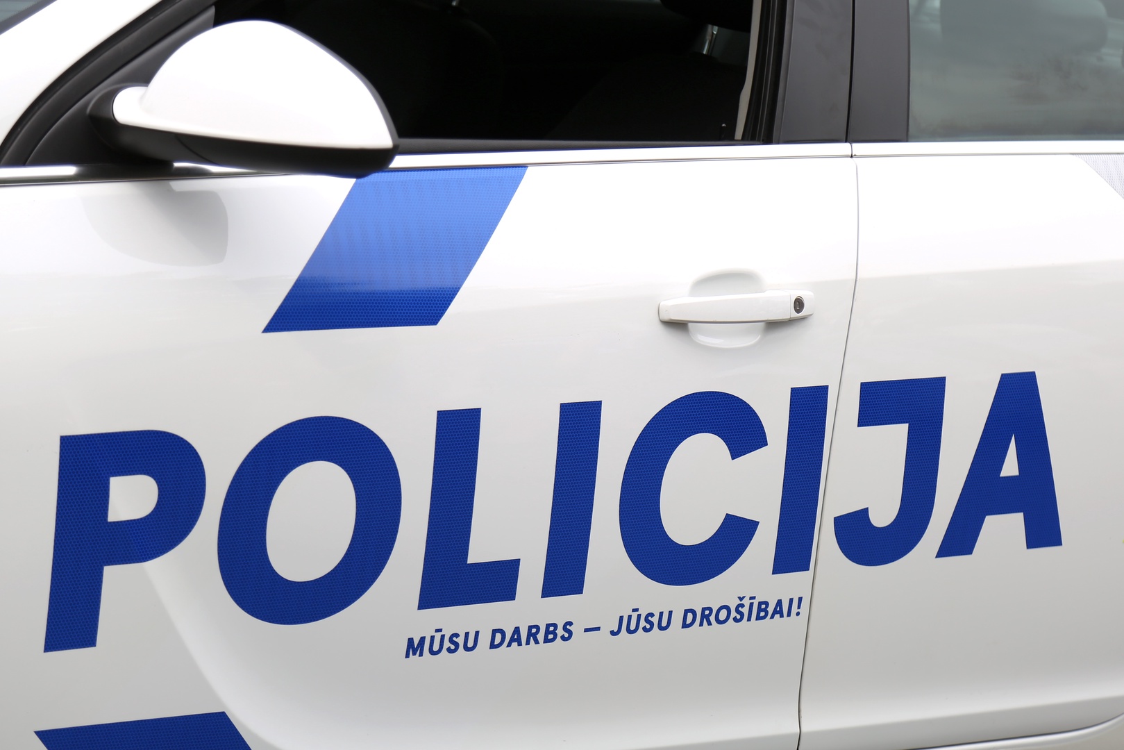 Policija sākusi kriminālprocesu par automašīnas zādzību Vidzemē