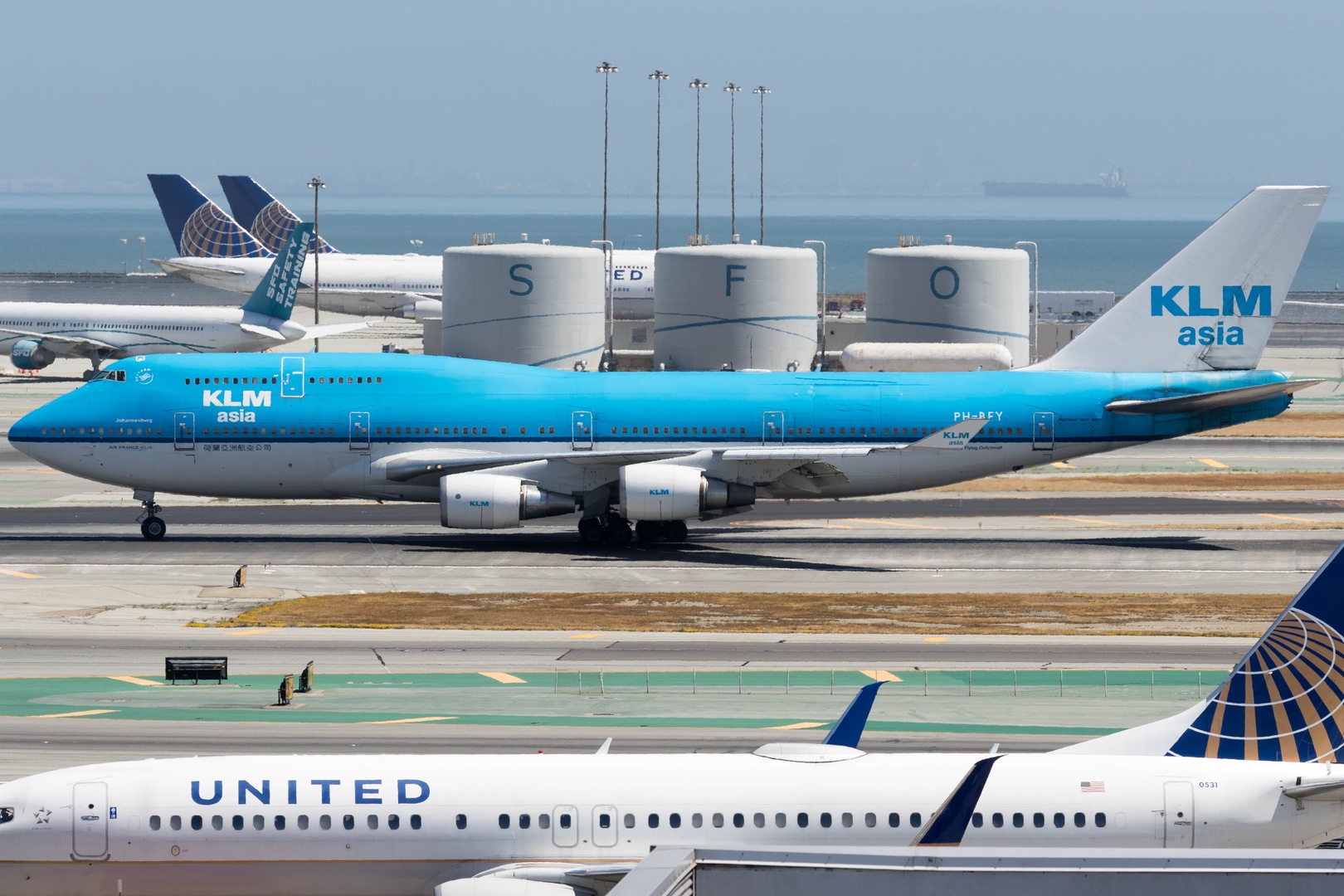 Pēc pilotu piekrišanas algu samazinājumiem Nīderlandes valdība apstiprina aviokompānijas KLM glābšanu