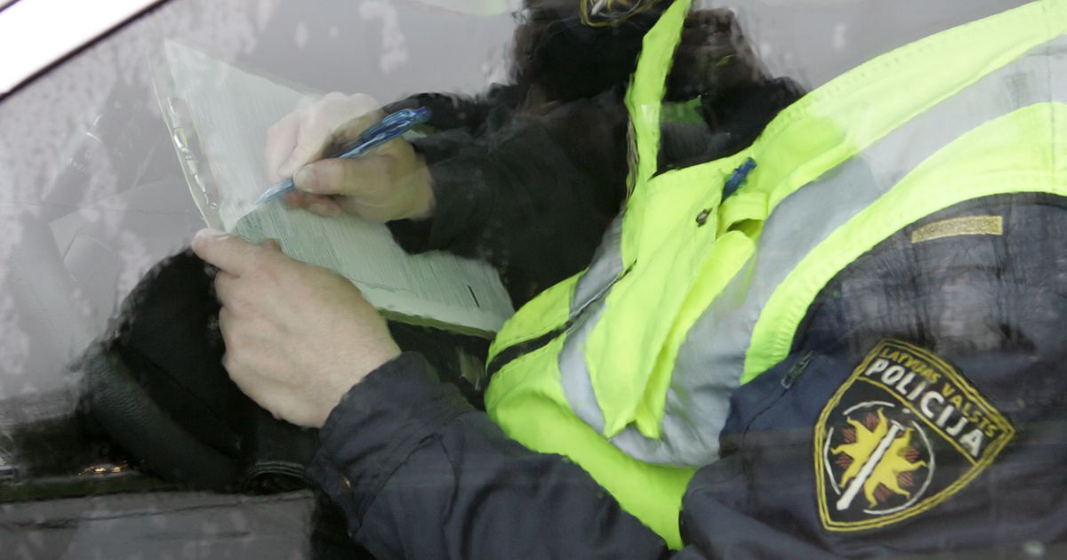 В Екабпилсе пьяный водитель предложил полиции 1000 евро В Екабпилсе пьяный водитель предложил полиции 1000 евро