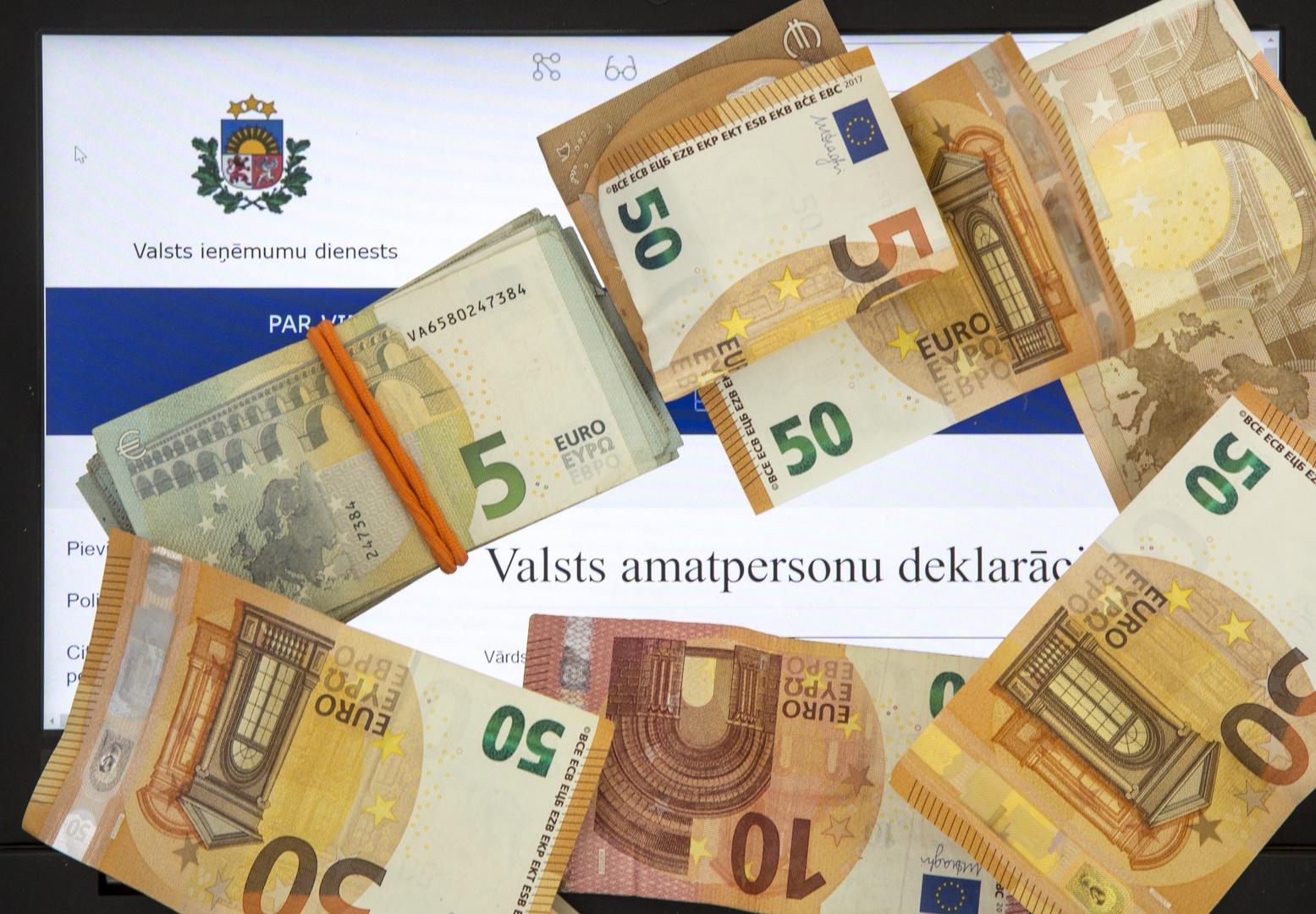 Valsts piemaksās līdz 500 eiro nepilnu darba laiku strādājošajiem Covid-19 krīzē cietušā uzņēmumā