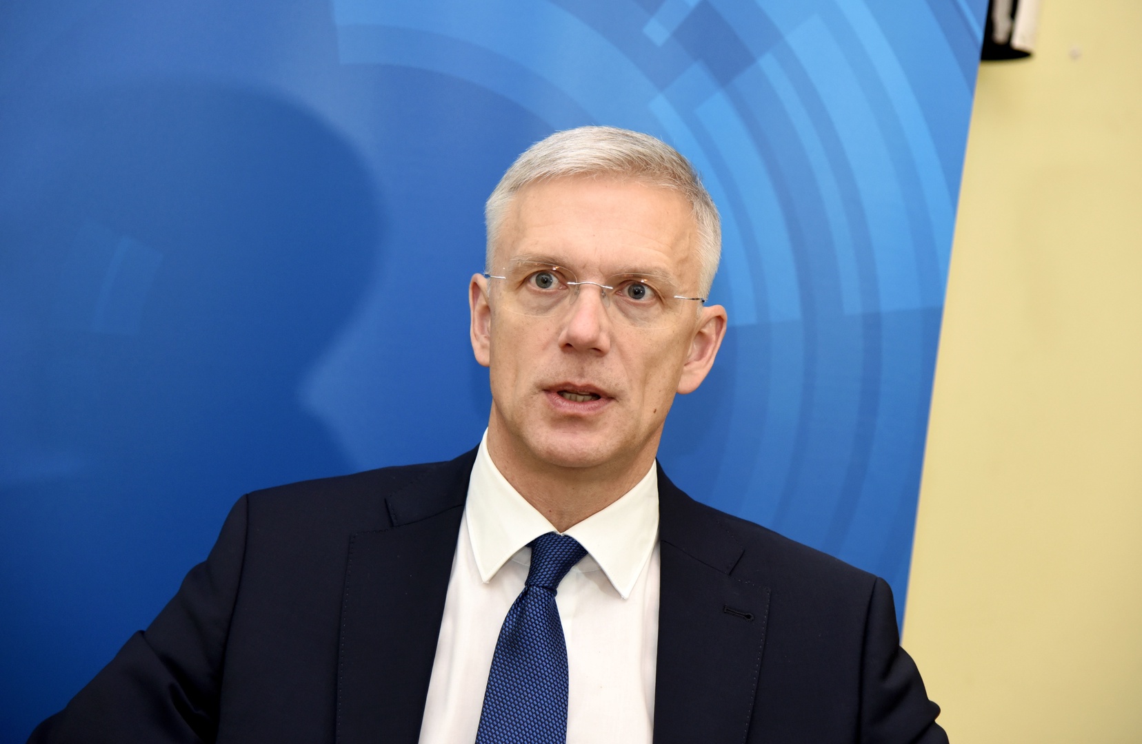 Кариньш: Covid-19 идет победным шествием по миру