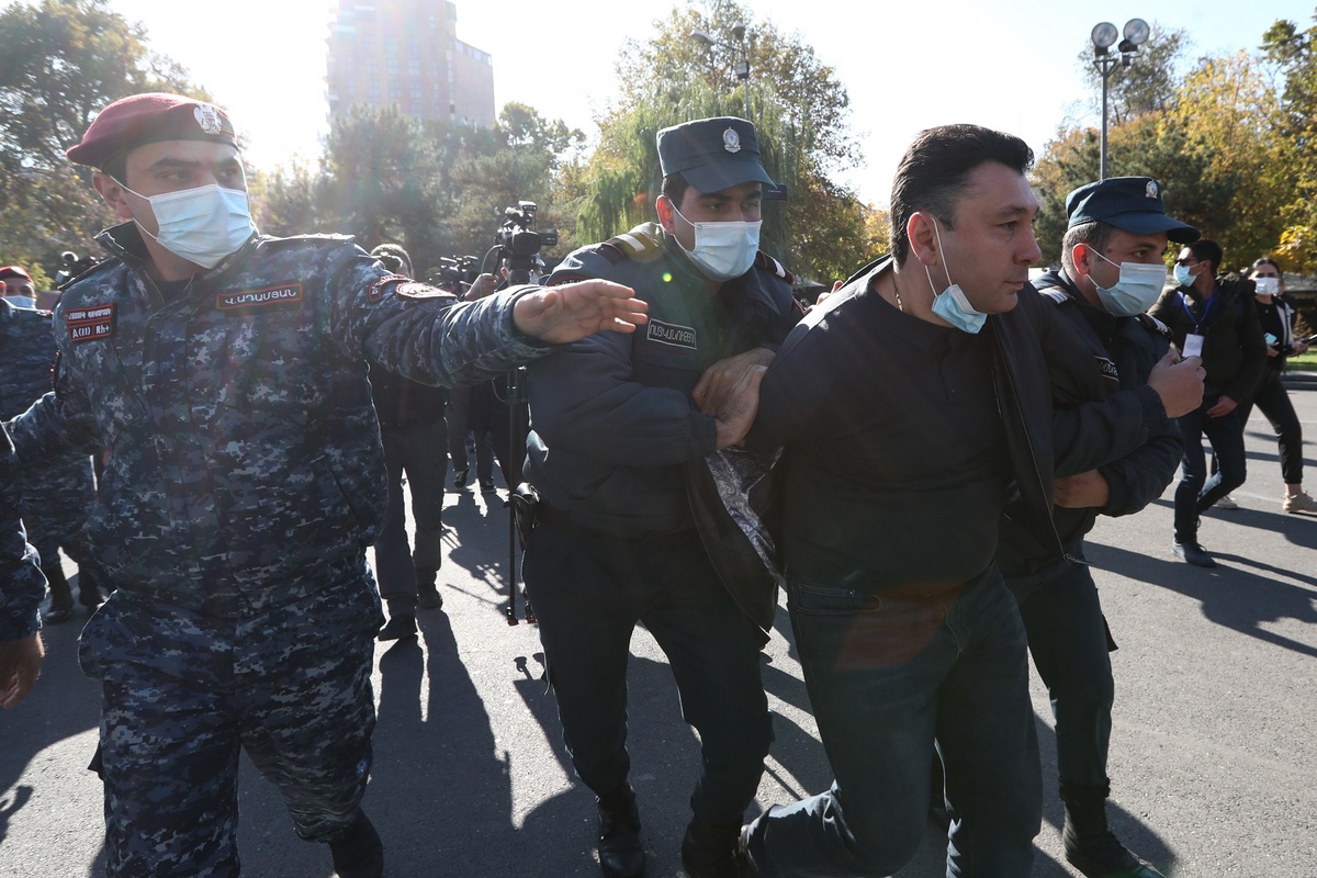 В центре Еревана начались стычки оппозиционеров с полицией