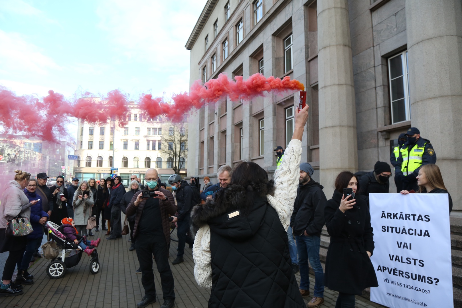 Pie valdības ēkas protestēja pret ārkārtējās situācijas ieviešanu Pie valdības ēkas protestēja pret ārkārtējās situācijas ieviešanu