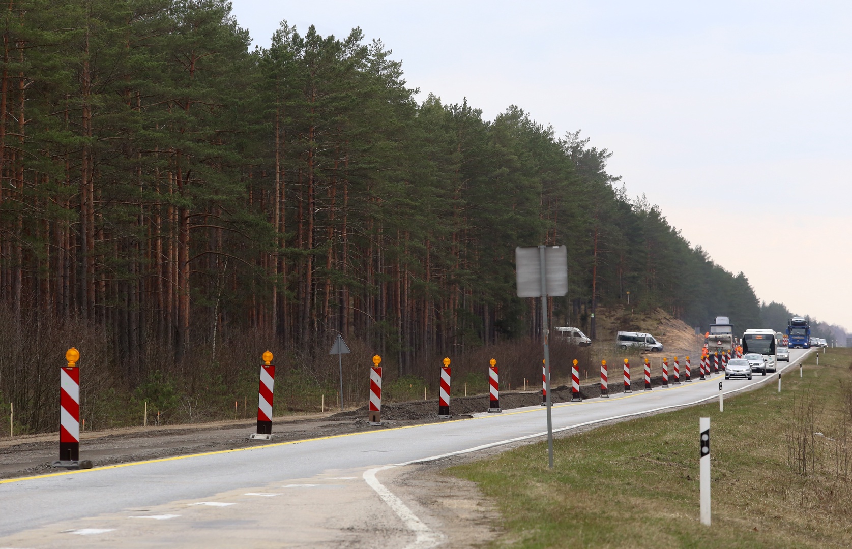 Uz valsts autoceļiem 71 posmā turpinās būvdarbi