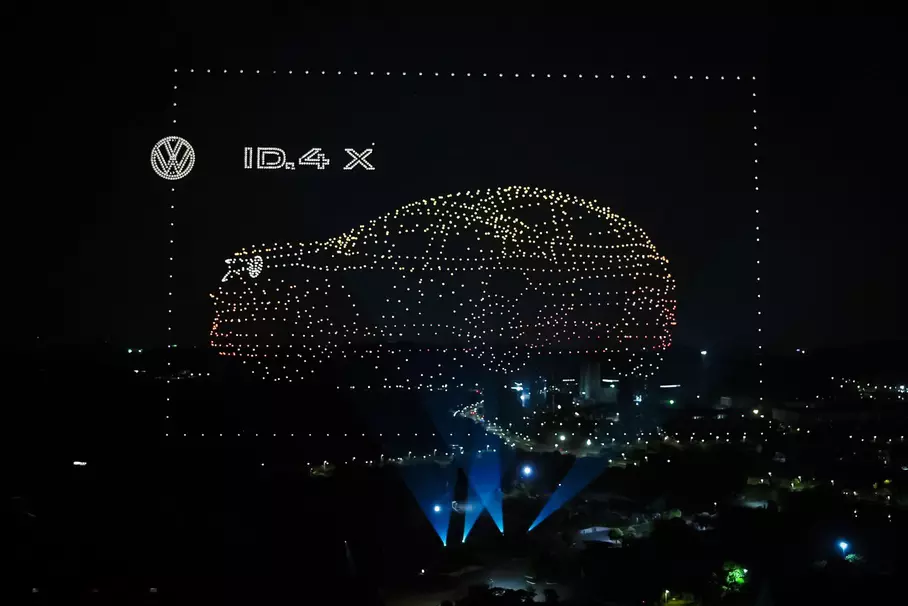 2000 дронов спроецировали в небе электро-кроссовер Volkswagen
