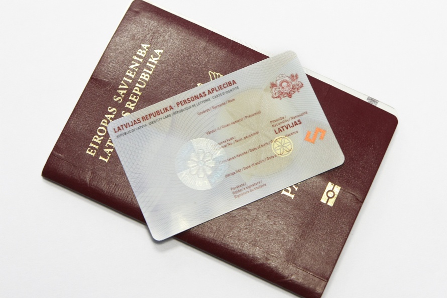 Manabalss.lv собирает подписи за возврат к персональным кодам, отражающим человека