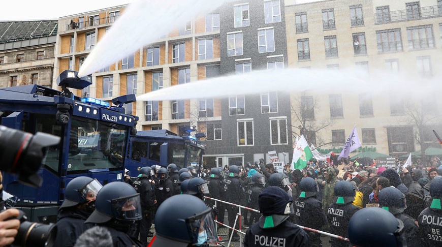 В Берлине водометом стали разгонять протестующих против COVID-мер