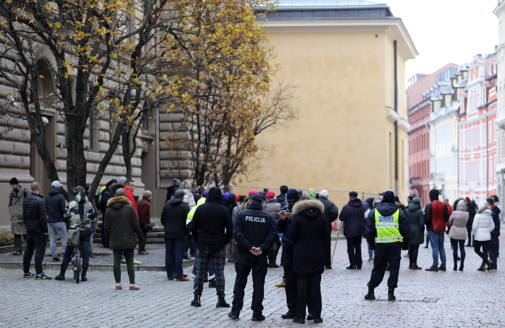 Piketā pie Saeimas prasa Pūcem nolikt deputāta mandātu Piketā pie Saeimas prasa Pūcem nolikt deputāta mandātu