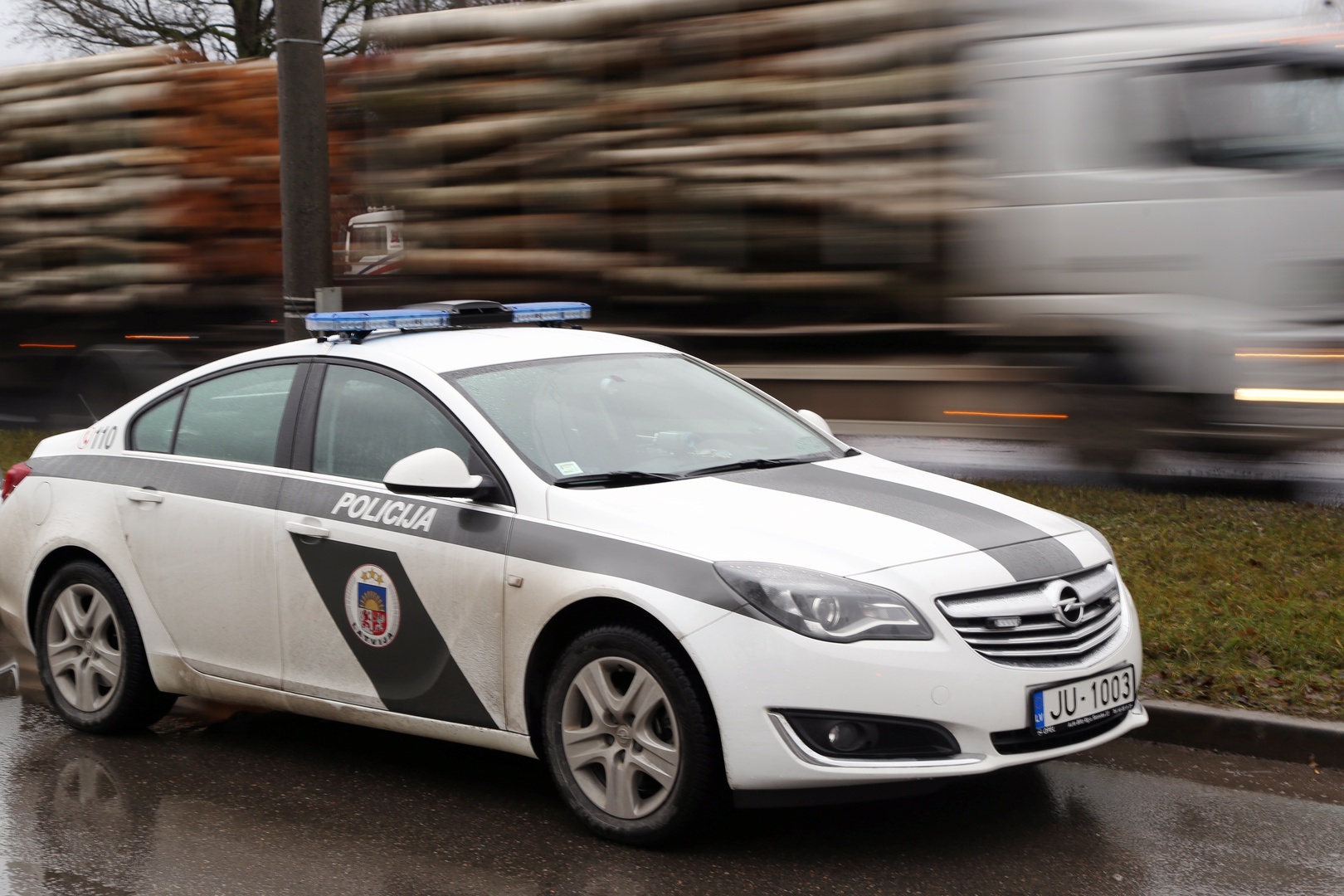 Valmierā šoferis 2,14 promiļu reibumā bēg no policijas un avarē Valmierā šoferis 2,14 promiļu reibumā bēg no policijas un avarē