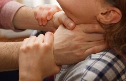 В Риге отец душил 13-летнего сына, требуя денег на алкоголь