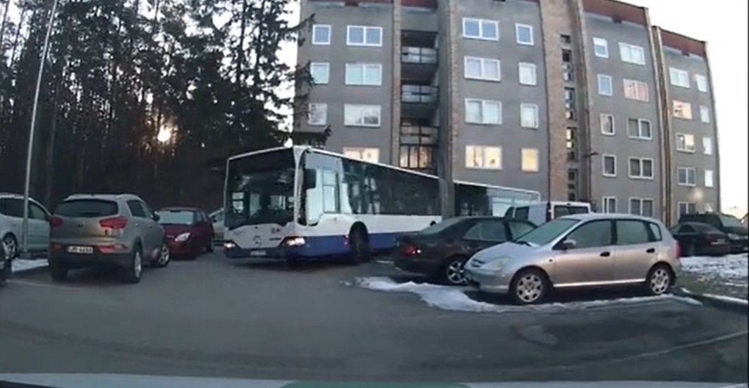 Автобус влетел во двор жилого дома в Улброке
