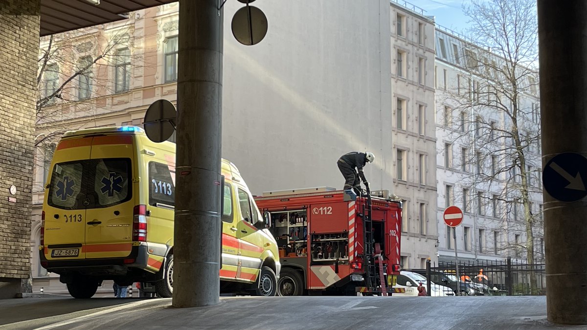 Rīgas centrā izcēlies ugunsgrēks dzīvojamā mājā
