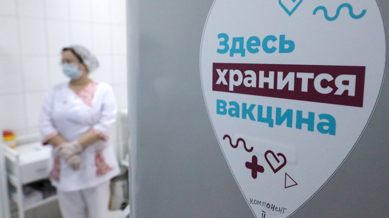 Иностранцам в России вакцина "Спутник V" не достанется. Не положено