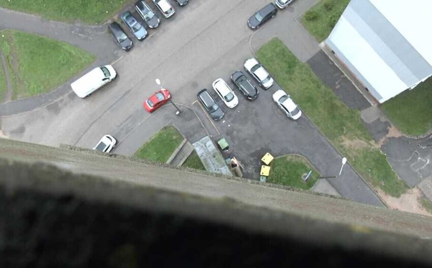 В Плявниеках девушка прыгнула с 16-этажного дома и осталась жива
