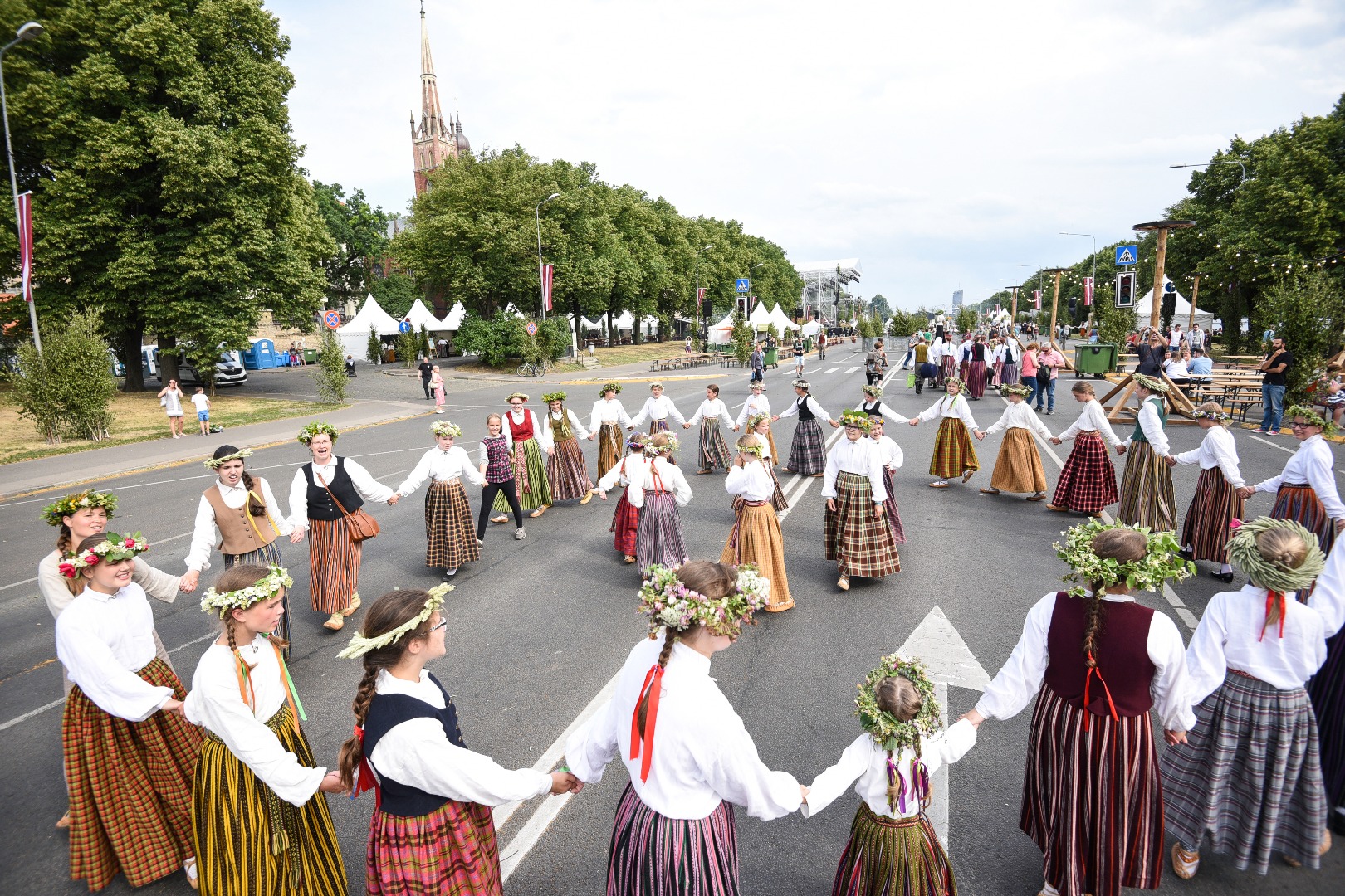 В Риге Лиго - на Дзегужкалнсе, Гризинькалнсе и в Межапарке