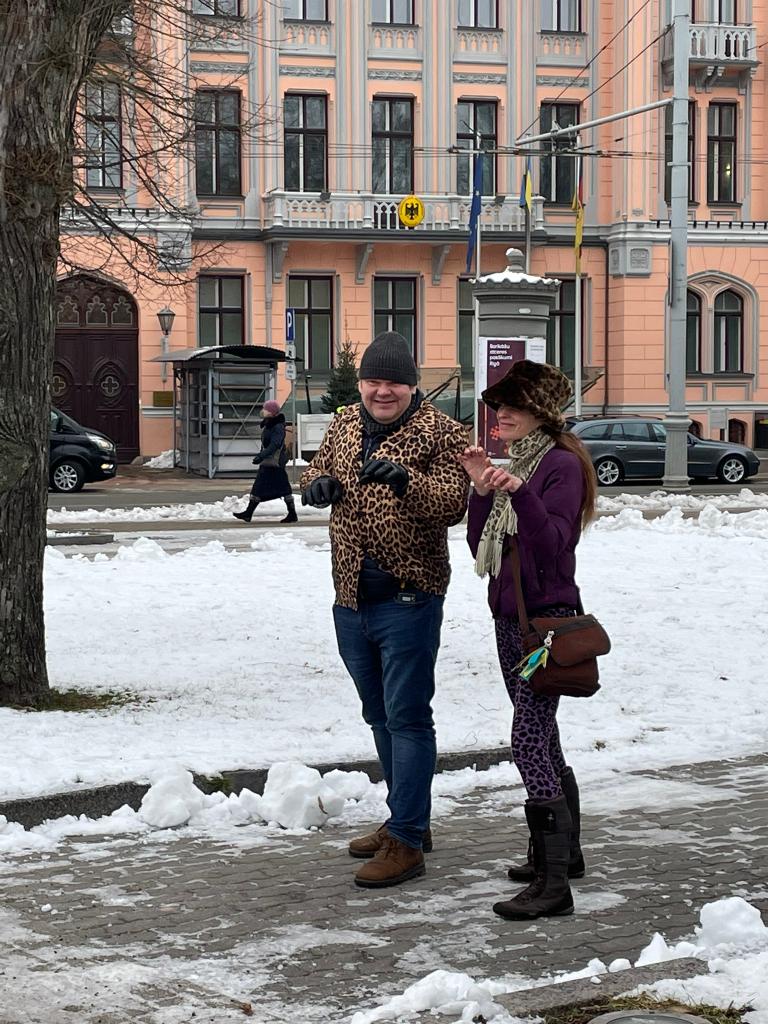 Кулис в леопардовом пиджаке пикетировал посольство Германии