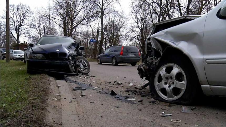 В Болдерае Mercedes вылетел на встречку и устроил тяжелое ДТП