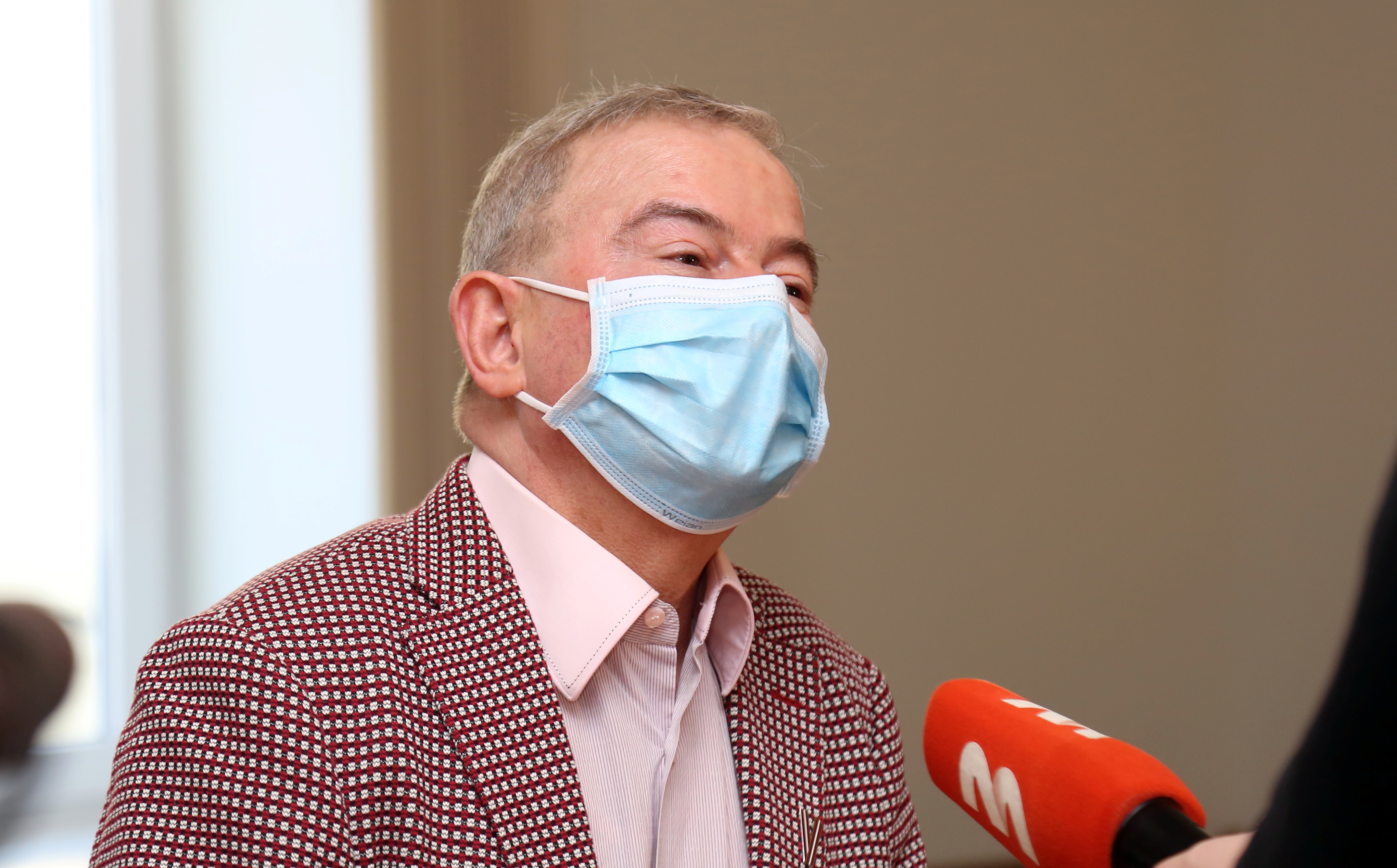 До вступления в силу решения суда, Лембергс может получать зарплату