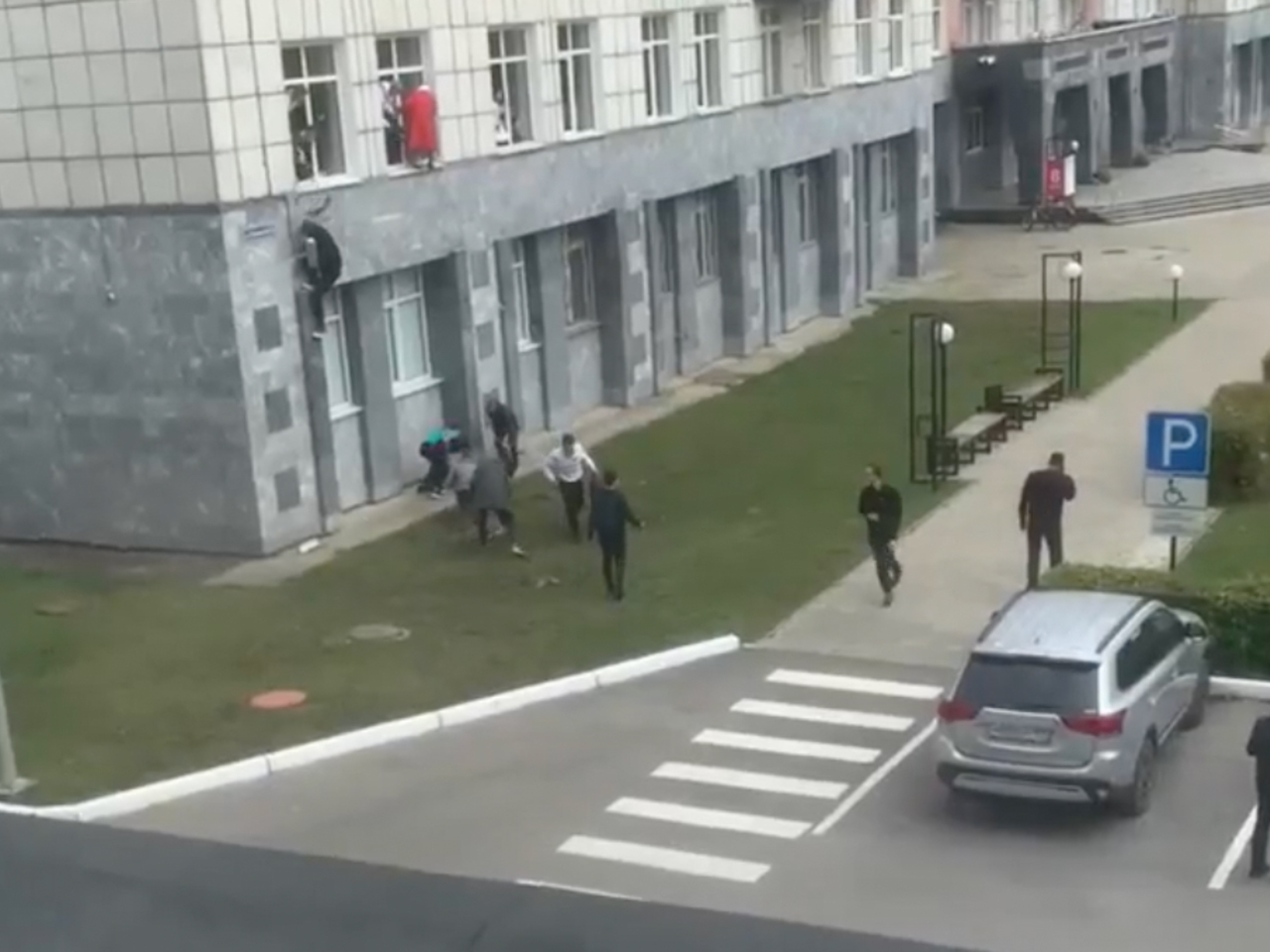 Устроивший стрельбу в пермском вузе находится в крайне тяжелом состоянии Устроивший стрельбу в пермском вузе находится в крайне тяжелом состоянии