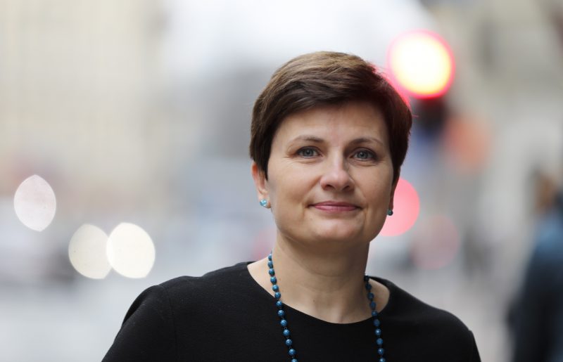 Сменила машину и уменьшила долги: сколько заработала экс-министр Винькеле в прошлом году?