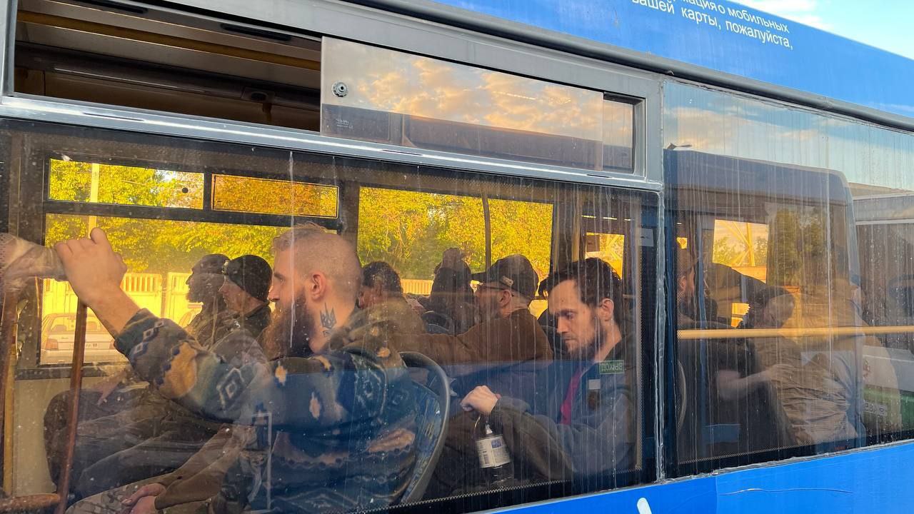 Почти тысячу защитников «Азовстали» доставили в бывшую колонию под Донецком.
