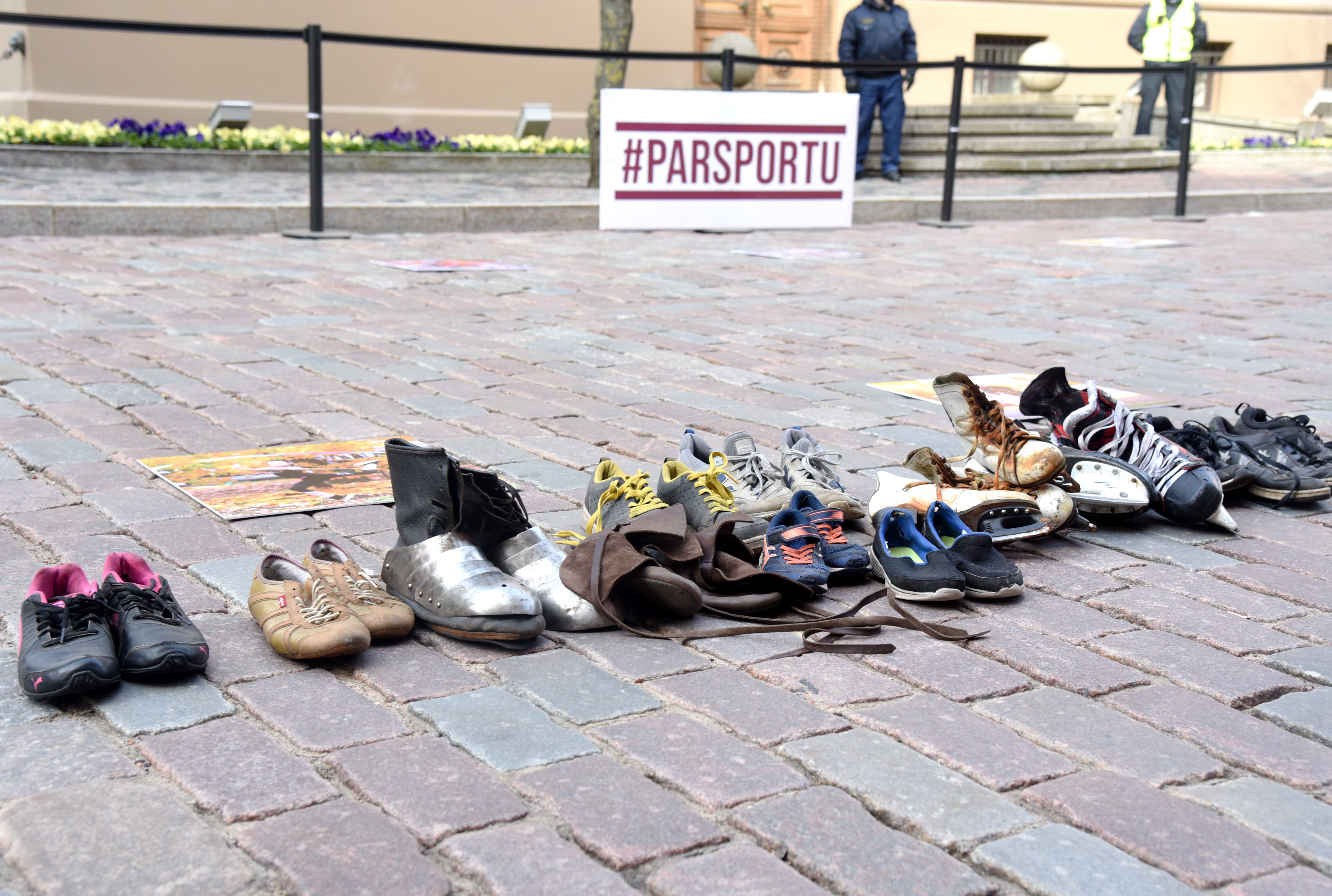 Pie Saeimas trīs cilvēki protestē pret grupu sporta treniņu neatļaušanu slēgtās telpās