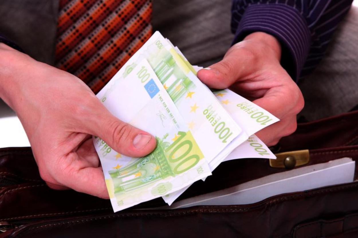 До 8 тысяч в месяц. Борьбу с кризисом должностные лица решили начать с себя, повысив себе зарплаты