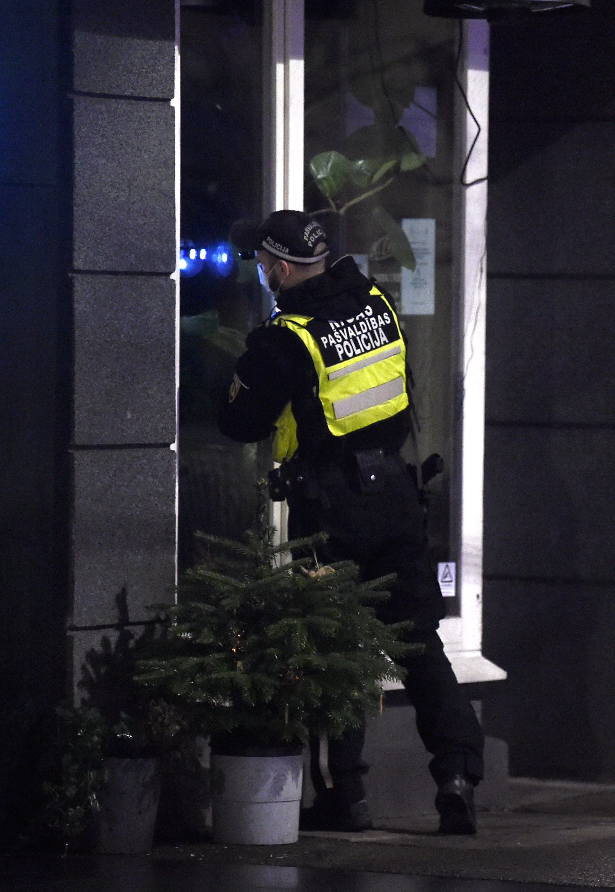 Komandantstundas laikā daži iedzīvotāji no policijas mēģinājuši izvairīties ar privātmāju teritorijā izlaistiem suņiem Komandantstundas laikā daži iedzīvotāji no policijas mēģinājuši izvairīties ar privātmāju teritorijā izlaistiem suņiem