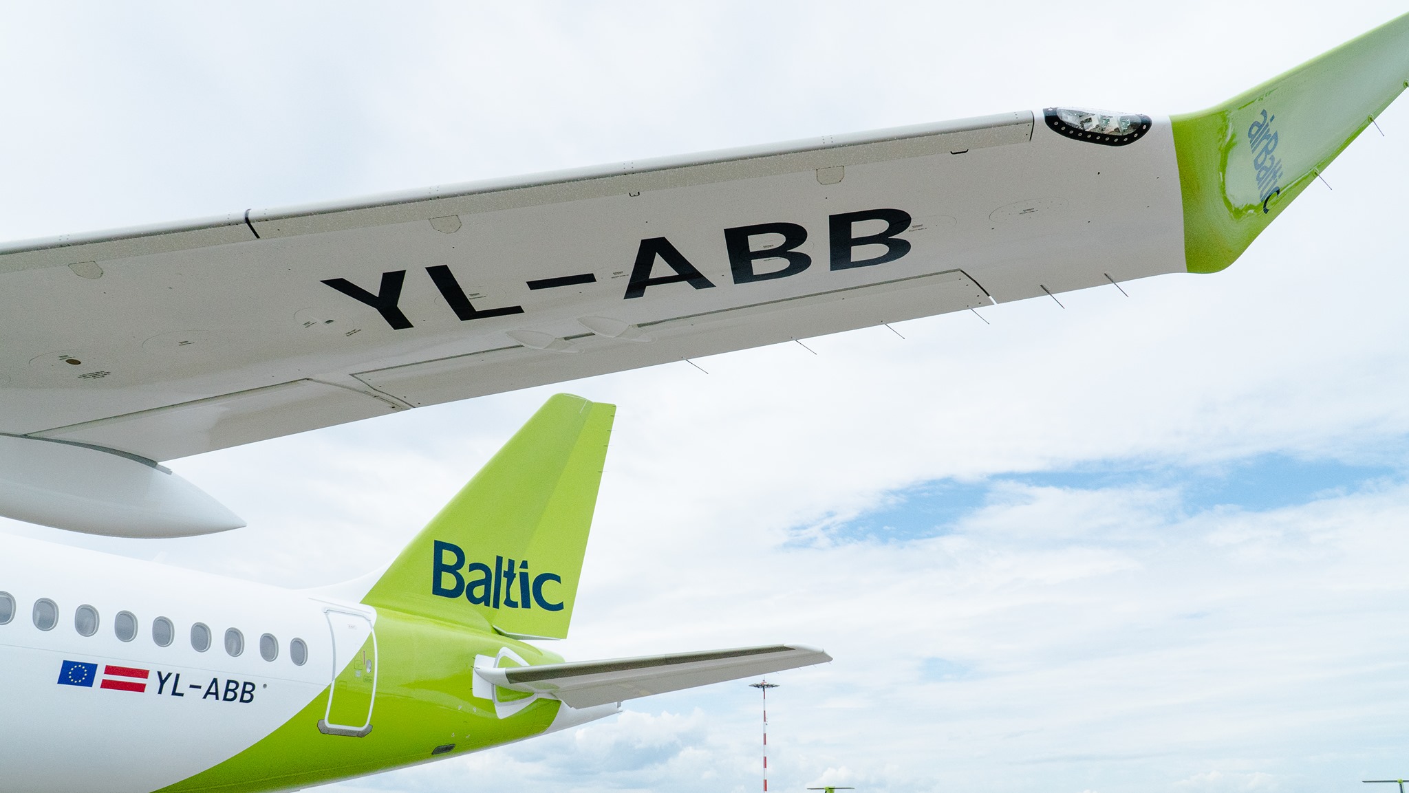 Налогоплательщики злятся: сколько аirBaltic просит, столько им и дают