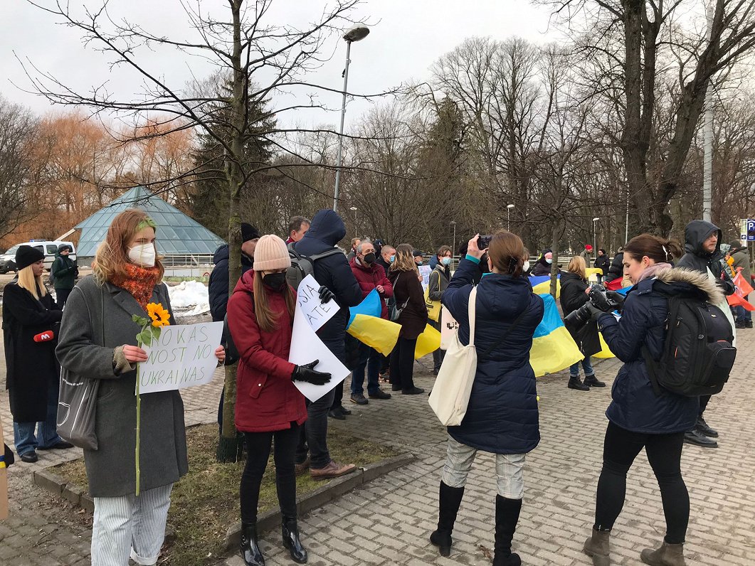 У посольства России в Риге прошел пикет в поддержку Украины У посольства России в Риге прошел пикет в поддержку Украины