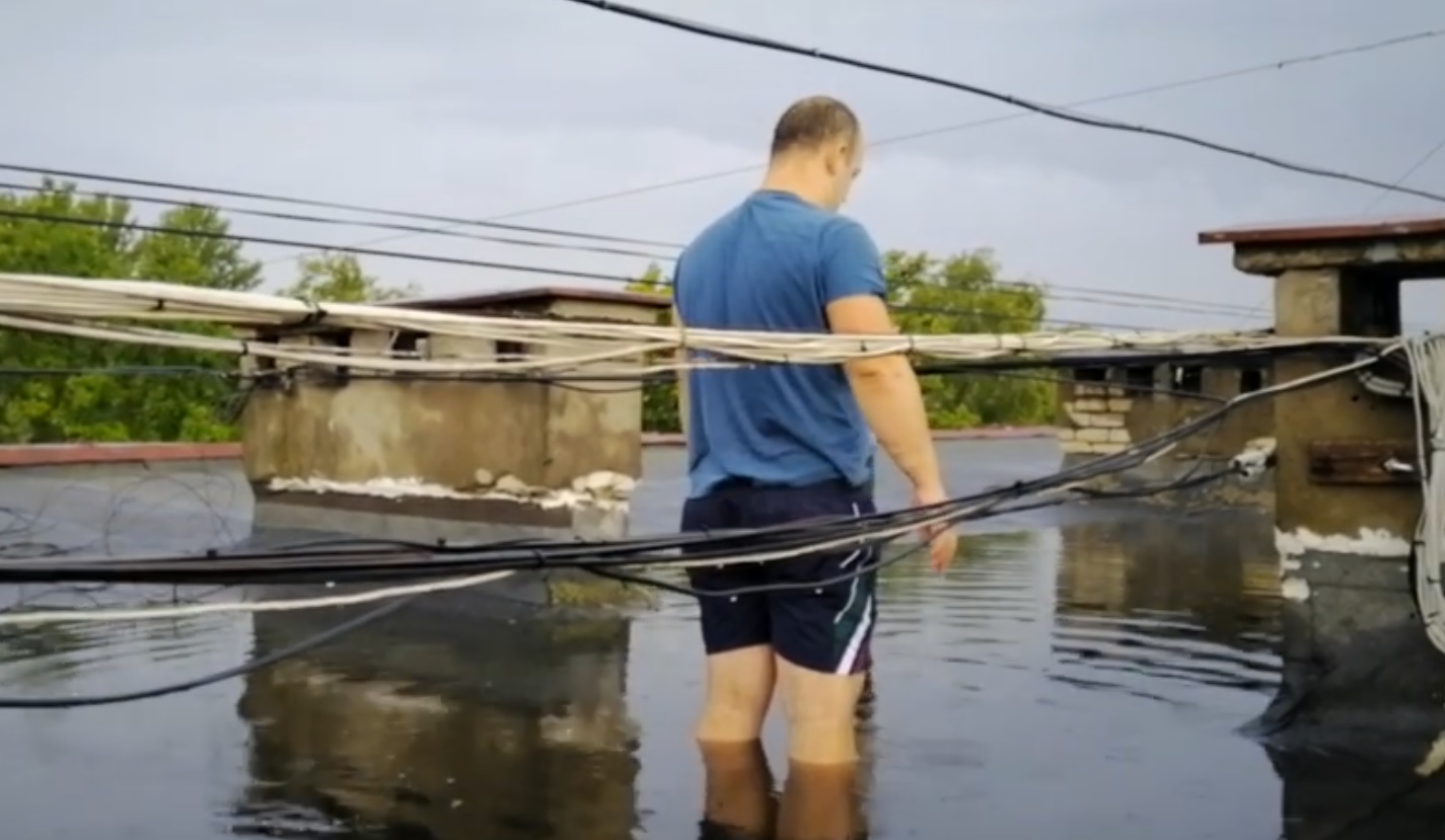 "Воды по колено". Крышу дома в Риге затопило, а RNP бездействует