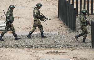 Беларусь размещает вооруженных военных на границе с Латвией. Минобороны опасается провокаций