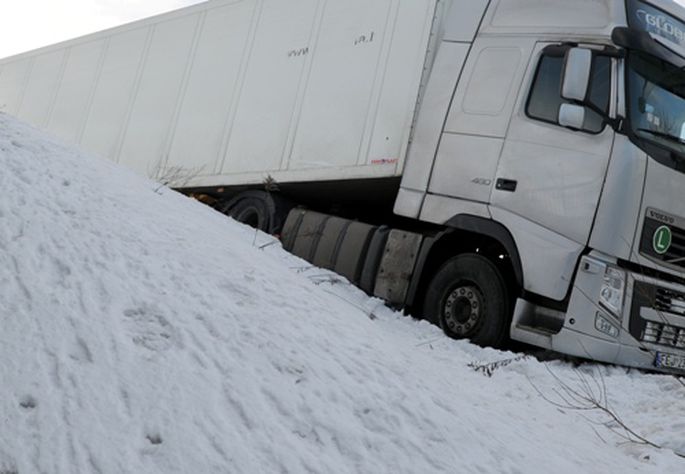 На Валмиерском шоссе ДТП - легковушка и грузовик улетели в кювет