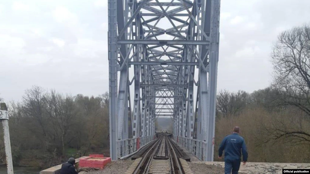 В Курской области диверсантами взорван железнодорожный мост. В Белгороде - военная часть